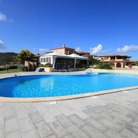 Apartment Swimming Pool & Access *