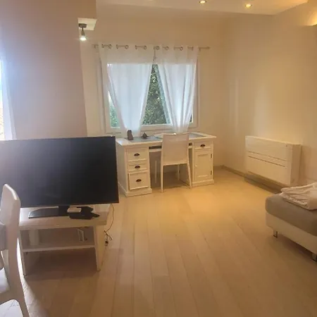 Apartment Swimming Pool & Access *